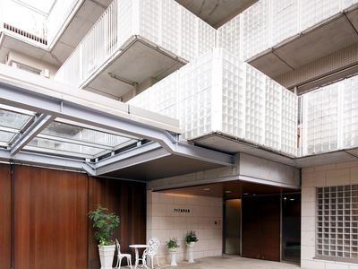 モダンな建物のエントランス