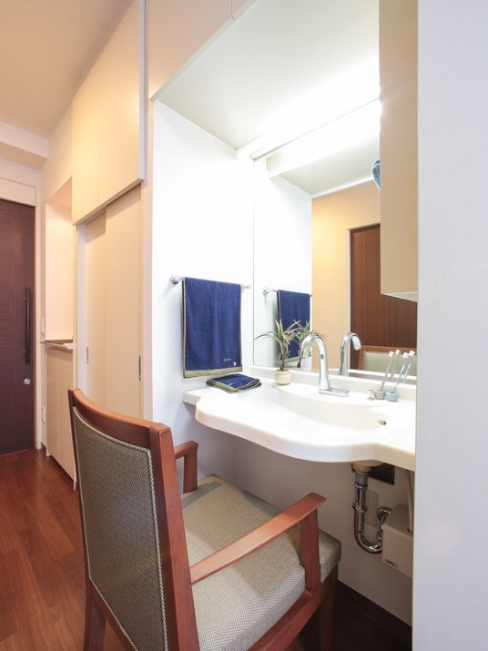 洗面台と椅子のある空間