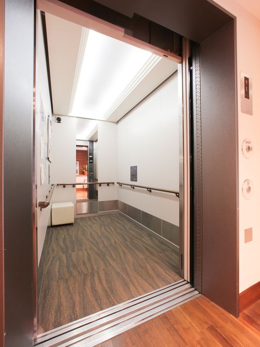 広い入口のエレベーター