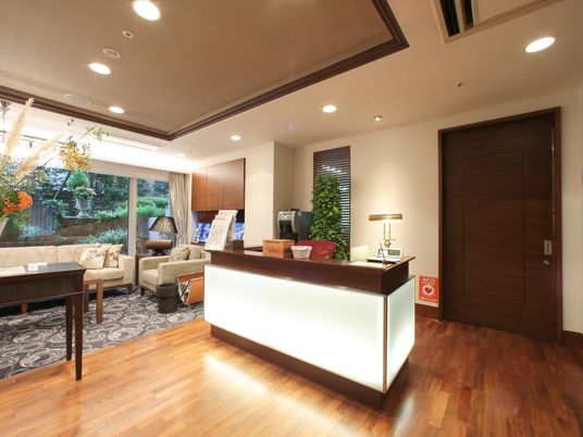 明るく清潔なフロント