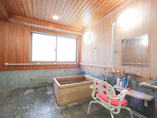 和風の明るい浴室