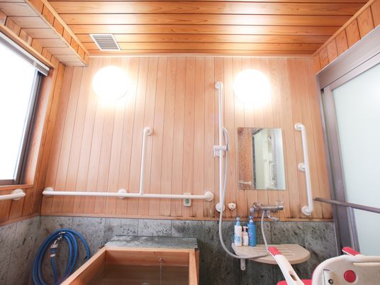 木目調の落ち着いた浴室