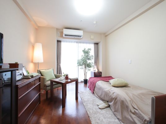 ゆったり居室の明るい日差し