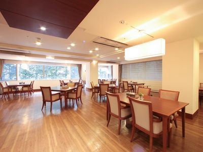 広々とした明るい食堂