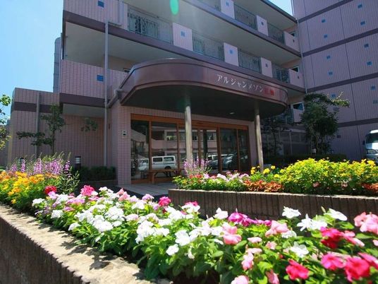花壇のある施設外観  