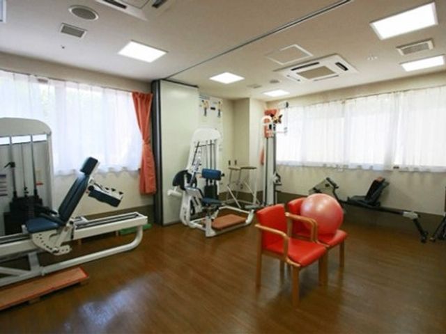 リハビリ設備が揃う訓練室 機能訓練室 明るく広々とした訓練室では、日々のリハビリをサポートする様々な器具が準備され、自己のペースで適切なトレーニングが行えます。