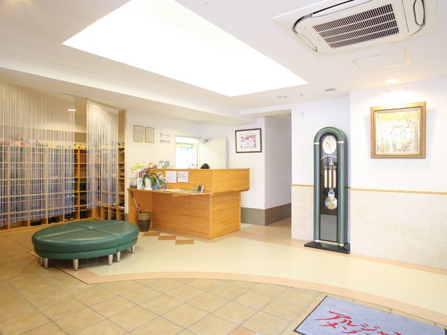 応接スペースの明るいエントランス エントランス 明るく広々とした受付エリアです。待合スペースでは落ち着いた時間をお過ごしいただけます。