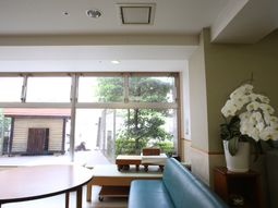 明るい待合室の風景