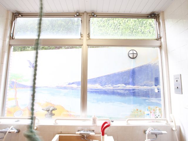 風景画の飾られた浴室 浴室 ゆったりとした浴室は、窓から自然光が差し込み、壁には風景画があり心安らぐ時間を提供します。