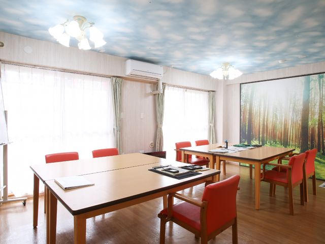 快適なダイニング風景 多目的室 広々としたダイニングルームは、ゆったりとした食事の時間を約束します。明るく開放感ある空間で、日々のコミュニケーションも楽しめそうです。