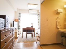 明るい個室の居室