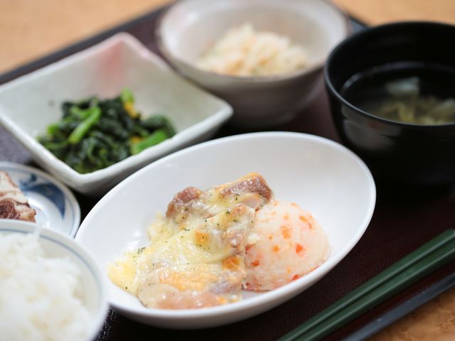 栄養バランスの食事例 食事 栄養満点の食事は、ご利用者の健康維持を支えます。美味しい献立で毎日の食事が楽しみになることでしょう。