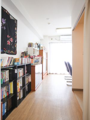 図書の並ぶ廊下