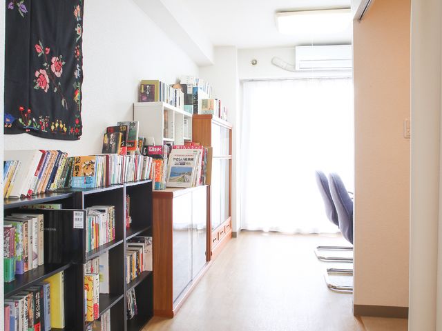 図書の並ぶ廊下 書斎 ゆとりある廊下には多様な図書が揃えられ、読書を通じて心豊かなひと時を過ごせる環境が整っています。