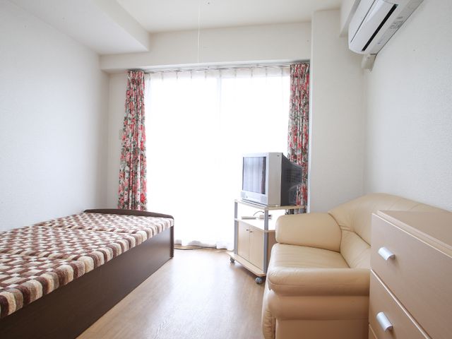 快適な居室の一例 居室 明るく落ち着いた雰囲気の居室です。個人の快適な時間を過ごすための充実した設備が整っています。