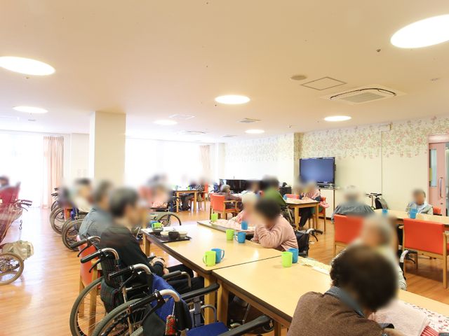 明るい共有スペース 食堂 広々とした食堂には皆さんが集い、食事や交流を楽しんでいます。将来的な職場として、温かみのある環境をご覧ください。