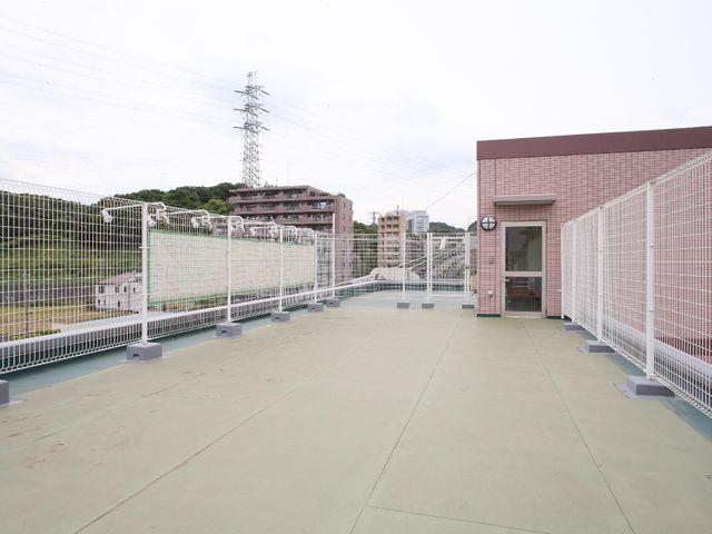 広々とした開放的な屋上 屋上 広々とした屋上は、明るい日差しを感じることができる開放的なスペースです。ゆったりとした時間を過ごせる場所ですので、お仕事の合間にも心地よい休息がとれます。