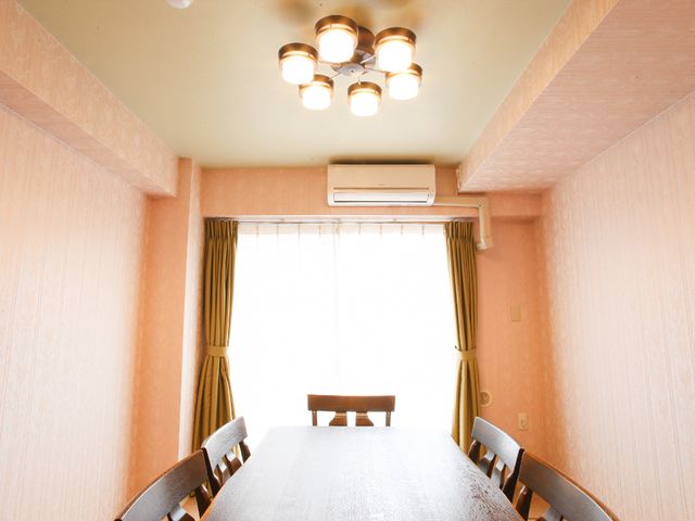 快適な居室の一角 ラウンジ 落ち着いた雰囲気の居室で、ゆったりとした時間を過ごせます。大きな窓からは自然光が差し込み、明るく開放的な空間です。