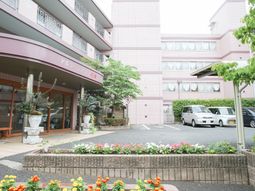 花壇と建物のエントランス