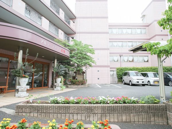花壇と建物のエントランス