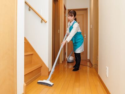 廊下の掃除作業