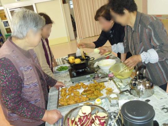 料理活動する人々