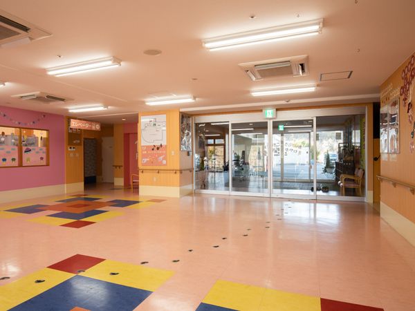 カラフルな床のエントランス