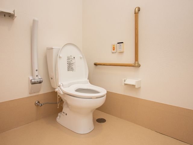 バリアフリートイレ トイレ 手すりが取り付けられた清潔なトイレです。安全かつ快適にご使用いただけるよう工夫されています。