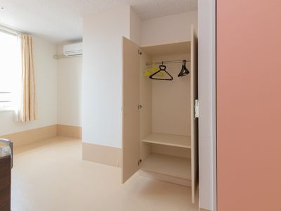 明るい居室のクローゼット