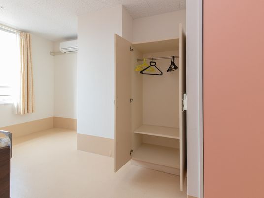 明るい居室のクローゼット