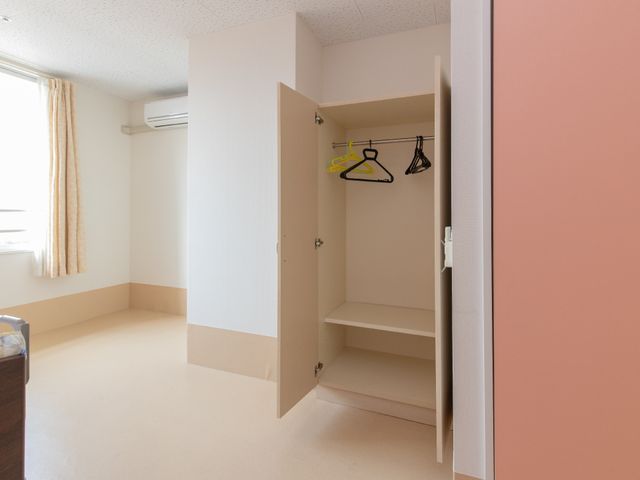 明るい居室のクローゼット 居室 広々とした居室には、整理しやすい大きなクローゼットが完備されており、快適な生活空間をご提供します。