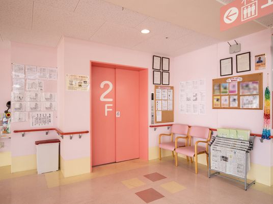 ピンクのエレベーター入口