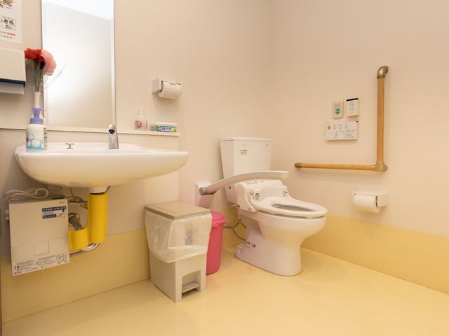 バリアフリー対応の洋式トイレ トイレ 手すり付きで安全に配慮された清潔なトイレ環境です。快適にご利用いただけるよう、機能性と使いやすさを重視しています。