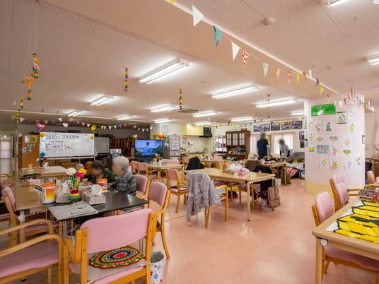 飾りつけのされた施設の食堂