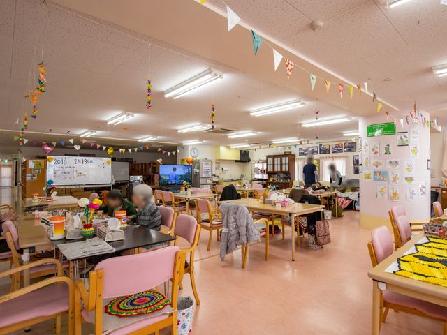 飾りつけのされた施設の食堂