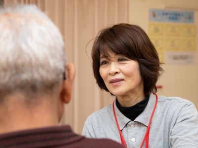 介護スタッフと利用者