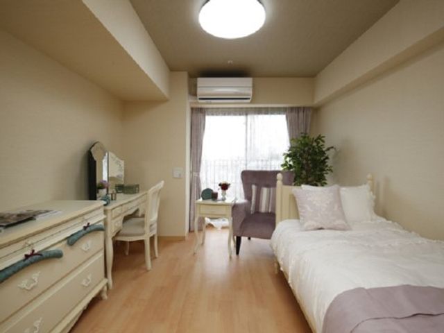 快適な居室の一例 居室 広々とした室内には必要な家具が備えられており、居心地の良い空間を提供しています。清潔感があり、個々のプライバシーも尊重される設計です。