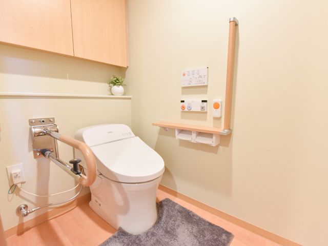 バリアフリートイレの設備 トイレ 安全に配慮されたトイレ設備が整っており、手すりや緊急通報ボタンも完備されています。ゆとりある空間で快適にお使いいただけます。