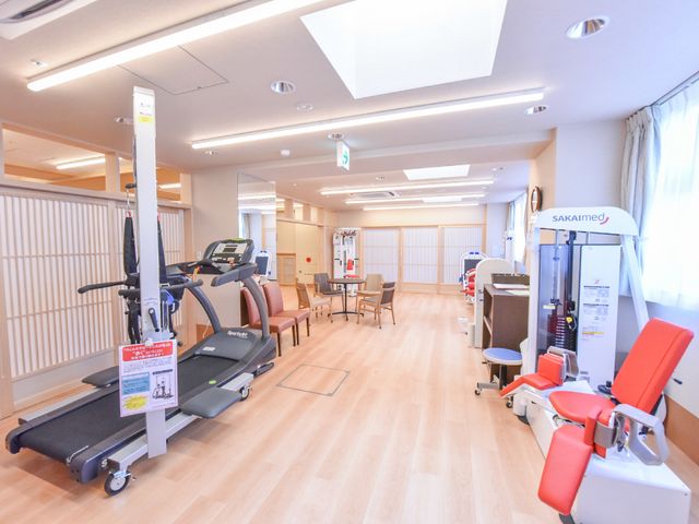 明るい機能訓練室 トレーニングルーム 広々とした訓練スペースが設けられ、明るく清潔感のある環境で利用者様の身体機能向上をサポートしています。