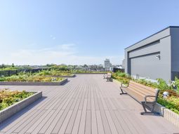 屋上庭園の開放的な空間