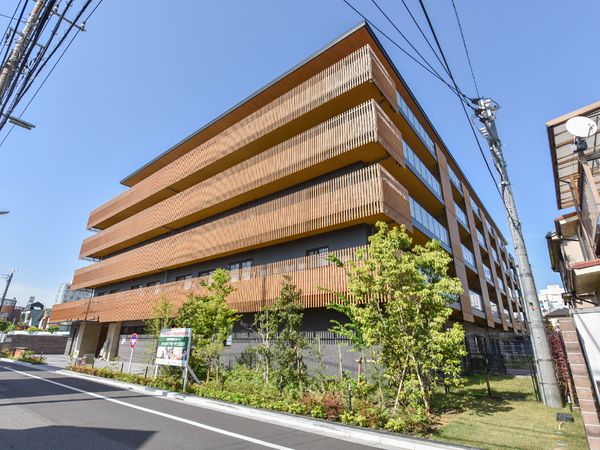 木目調の建物外観