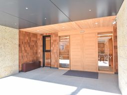 明るい木目調のエントランス