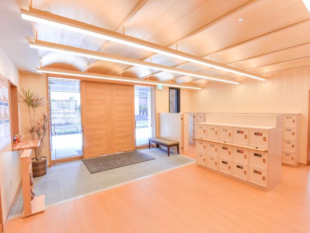 エントランスの明るいロビー 入口 広々とした入口は陽光が差し込み、落ち着いた雰囲気のある歓迎空間です。機能的なレイアウトで、利用者の快適な生活が支えられています。