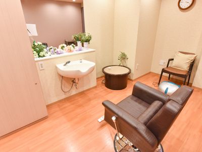 椅子と洗面台のある部屋