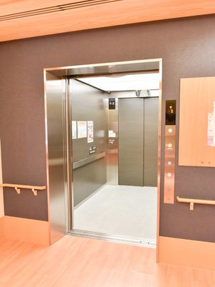 バリアフリー設計のエレベーター