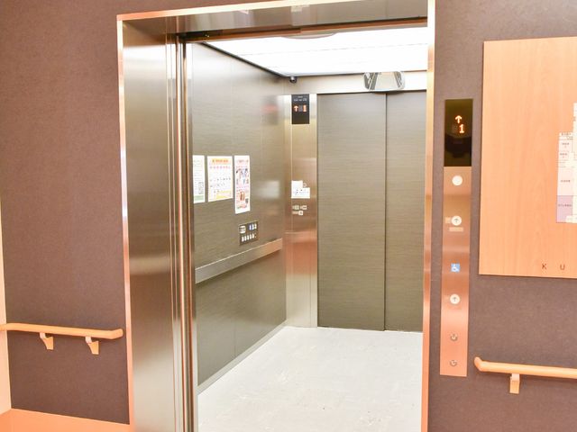バリアフリー設計のエレベーター エレベーター 手すりが設置された広々としたエレベーターです。車椅子や歩行補助器具を使用される方に配慮されています。