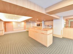 フロントデスクと待合スペース