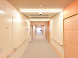 明るい廊下と手すり