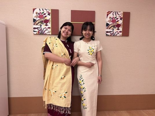 和装の女性が立つ壁際  