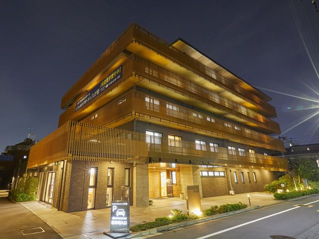 モダンな建築の外観 外観 木目調のデザインが印象的な新しい建物です。見学をご希望の方は、ぜひお越しください。